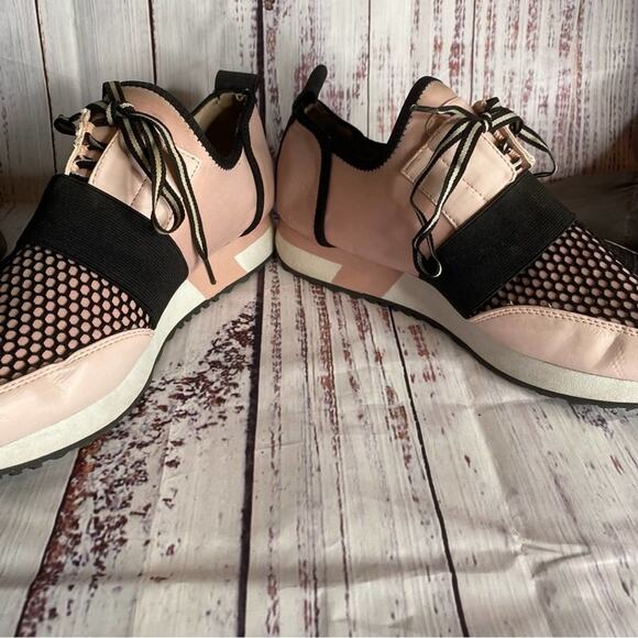 Steve Madden Pink Slip on Sneakers. - Picture 3 of 9